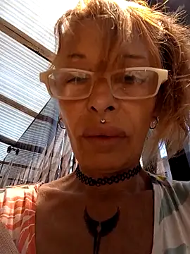 Snapshot of FrozenWaffle chatting on 11/25/25, 03:23 FrozenWaffle online show from 11/25/25, 03:23