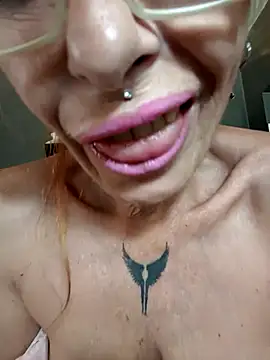 Snapshot of FrozenWaffle chatting on 12/03/25, 02:38 FrozenWaffle online show from 12/03/25, 02:38