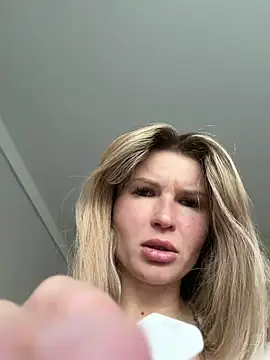 Snapshot of AngelMiaM chatting on 04/12/26, 02:42 AngelMiaM online show from 04/12/26, 02:42