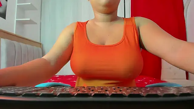 Snapshot of Lunastar02 chatting on 12/20/25, 02:09 Lunastar02 online show from 12/20/25, 02:09