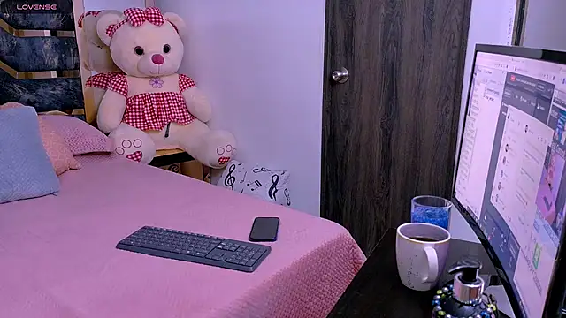Snapshot of Tania_white89 chatting on 05/22/26, 02:26 Tania white89 online show from 05/22/26, 02:26
