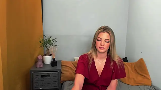 Snapshot of LilyBlondee chatting on 02/01/25, 11:53 LilyBlondee online show from 02/01/25, 11:53