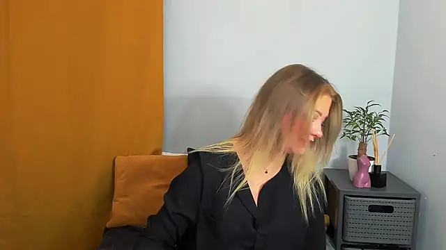 Snapshot of LilyBlondee chatting on 03/22/25, 08:37 LilyBlondee online show from 03/22/25, 08:37
