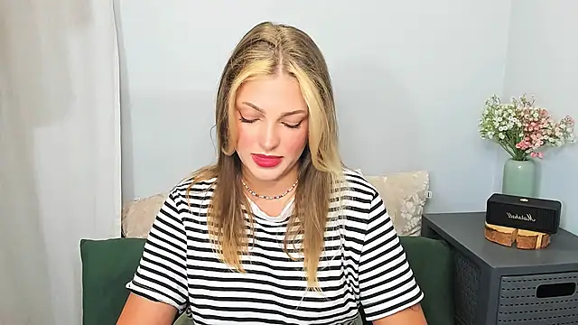 Snapshot of LilyBlondee chatting on 05/30/26, 06:02 LilyBlondee online show from 05/30/26, 06:02