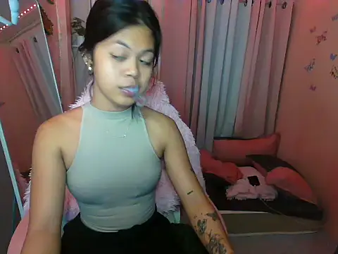 Snapshot of young_salsalita chatting on 10/18/25, 03:14 young salsalita online show from 10/18/25, 03:14