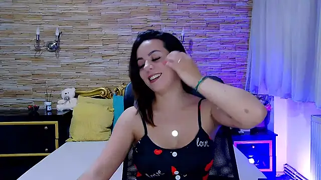 Snapshot of PlayfulElla chatting on 02/04/25, 12:44 PlayfulElla online show from 02/04/25, 12:44