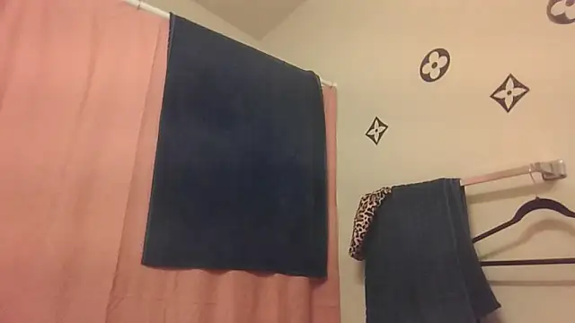 Snapshot of bootiebby chatting on 12/22/25, 11:32 bootiebby online show from 12/22/25, 11:32