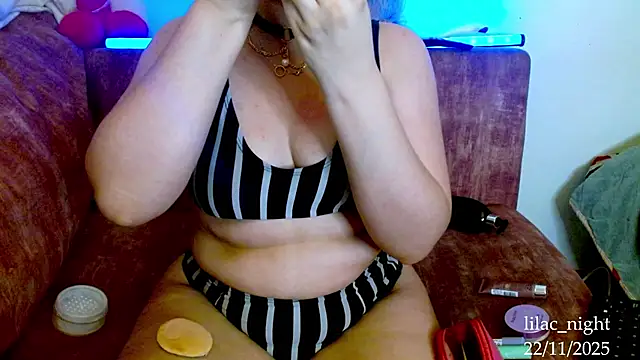 Snapshot of lilac_night33 chatting on 11/22/25, 09:02 lilac night33 online show from 11/22/25, 09:02