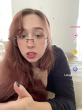 Snapshot of tsuki_chan_on chatting on 06/01/26, 06:18 tsuki chan on online show from 06/01/26, 06:18