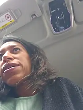 Snapshot of Goldenlace chatting on 11/05/25, 11:13 Goldenlace online show from 11/05/25, 11:13