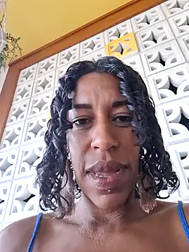 Snapshot of Goldenlace chatting on 12/18/24, 10:13 Goldenlace online show from 12/18/24, 10:13