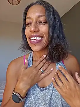 Snapshot of Goldenlace chatting on 11/04/25, 02:10 Goldenlace online show from 11/04/25, 02:10