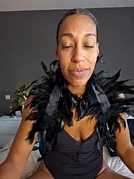 Snapshot of Goldenlace chatting on 10/30/25, 01:31 Goldenlace online show from 10/30/25, 01:31