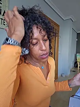 Snapshot of Goldenlace chatting on 11/19/25, 12:05 Goldenlace online show from 11/19/25, 12:05