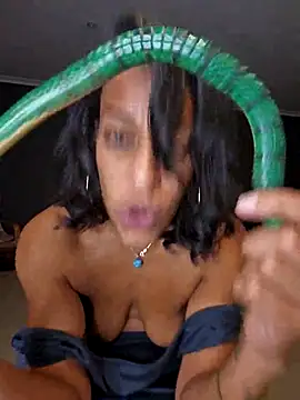 Snapshot of Goldenlace chatting on 12/13/25, 08:04 Goldenlace online show from 12/13/25, 08:04