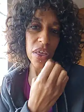 Snapshot of Goldenlace chatting on 11/28/25, 12:38 Goldenlace online show from 11/28/25, 12:38