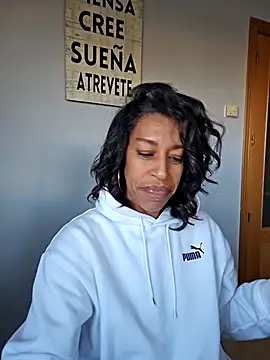 Snapshot of Goldenlace chatting on 11/26/25, 10:04 Goldenlace online show from 11/26/25, 10:04