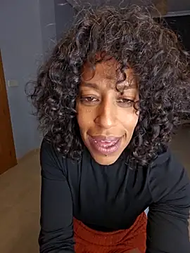 Snapshot of Goldenlace chatting on 10/27/25, 05:14 Goldenlace online show from 10/27/25, 05:14