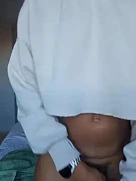 Snapshot of Goldenlace chatting on 11/27/25, 10:48 Goldenlace online show from 11/27/25, 10:48