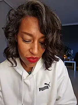 Snapshot of Goldenlace chatting on 12/04/25, 11:31 Goldenlace online show from 12/04/25, 11:31