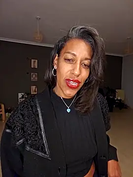 Snapshot of Goldenlace chatting on 11/15/25, 08:57 Goldenlace online show from 11/15/25, 08:57