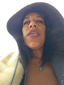 Snapshot of Goldenlace chatting on 11/24/25, 09:53 Goldenlace online show from 11/24/25, 09:53