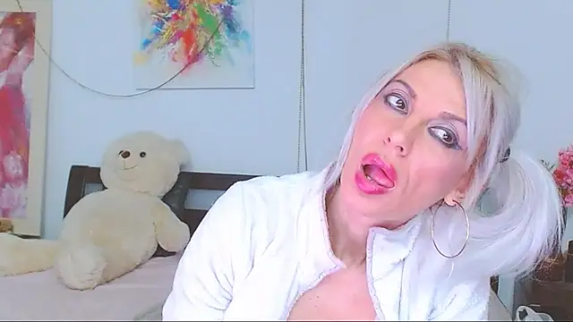 HoneyLara online show from 02/11/26, 07:47