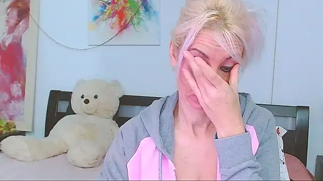 Snapshot of HoneyLara chatting on 11/19/25, 08:09 HoneyLara online show from 11/19/25, 08:09