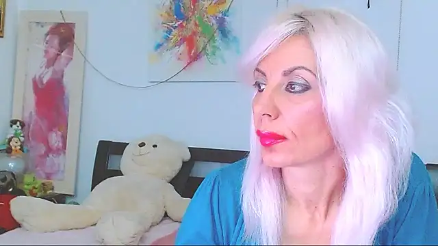 Snapshot of HoneyLara chatting on 12/17/25, 12:15 HoneyLara online show from 12/17/25, 12:15