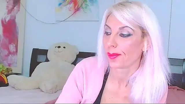 Snapshot of HoneyLara chatting on 12/16/25, 12:15 HoneyLara online show from 12/16/25, 12:15