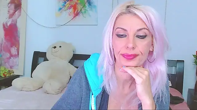 Snapshot of HoneyLara chatting on 12/01/25, 11:27 HoneyLara online show from 12/01/25, 11:27