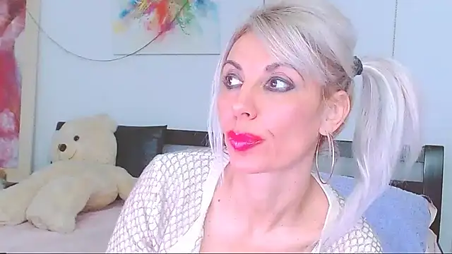 HoneyLara online show from 12/23/25, 06:45