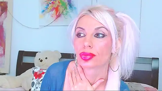 Snapshot of HoneyLara chatting on 10/15/25, 07:22 HoneyLara online show from 10/15/25, 07:22