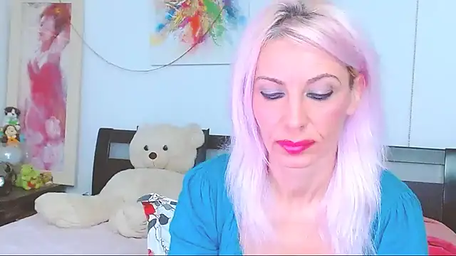 Snapshot of HoneyLara chatting on 10/28/25, 10:09 HoneyLara online show from 10/28/25, 10:09