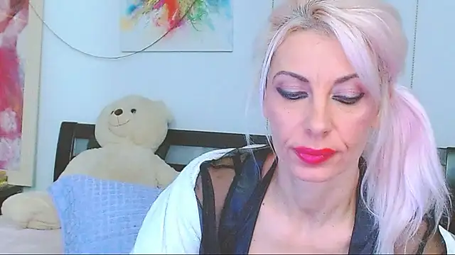 Snapshot of HoneyLara chatting on 12/02/25, 06:53 HoneyLara online show from 12/02/25, 06:53