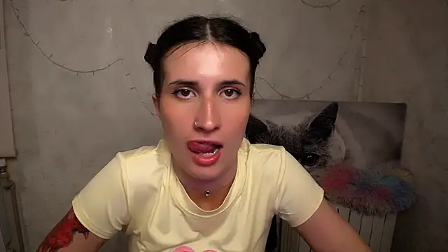 Snapshot of MaryEm976 chatting on 05/20/26, 10:23 MaryEm976 online show from 05/20/26, 10:23