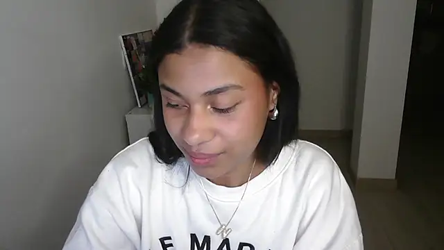 Snapshot of dark_enchantress_ chatting on 01/16/25, 05:21 dark enchantress online show from 01/16/25, 05:21