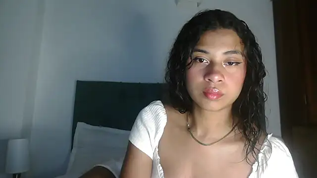 Snapshot of dark_enchantress_ chatting on 09/18/25, 05:43 dark enchantress online show from 09/18/25, 05:43