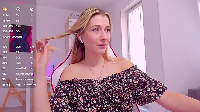 Snapshot of HotCarolineXO chatting on 03/09/25, 12:09 HotCarolineXO online show from 03/09/25, 12:09