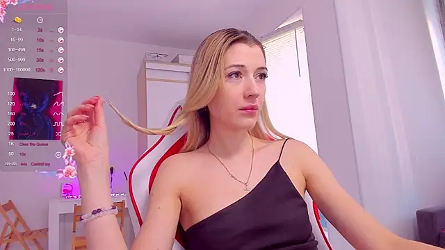 Snapshot of HotCarolineXO chatting on 10/09/25, 10:27 HotCarolineXO online show from 10/09/25, 10:27