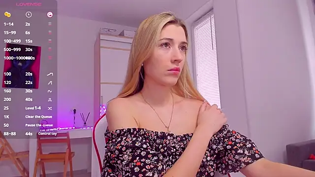 Snapshot of HotCarolineXO chatting on 02/28/25, 08:31 HotCarolineXO online show from 02/28/25, 08:31