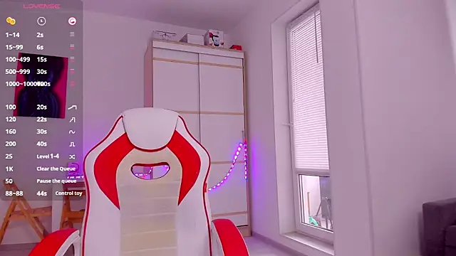 Snapshot of HotCarolineXO chatting on 02/27/25, 12:56 HotCarolineXO online show from 02/27/25, 12:56