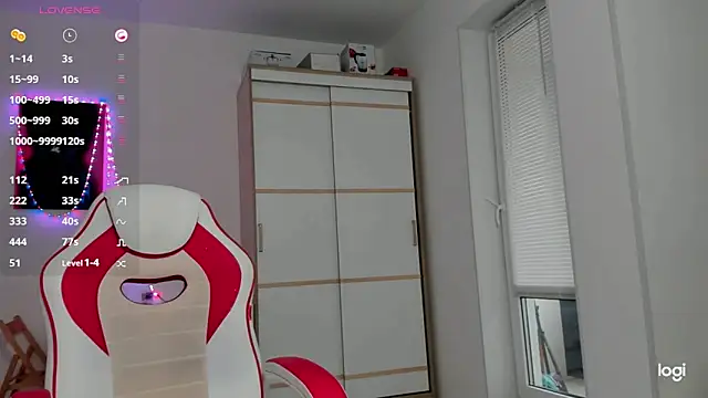 Snapshot of HotCarolineXO chatting on 10/29/25, 12:37 HotCarolineXO online show from 10/29/25, 12:37