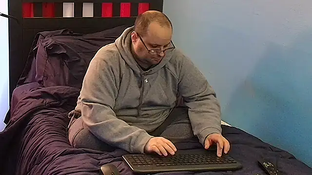 Snapshot of lefty15242 chatting on 02/11/25, 04:46 lefty15242 online show from 02/11/25, 04:46