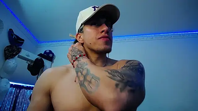 Snapshot of strongboy_ chatting on 09/20/25, 06:57 strongboy online show from 09/20/25, 06:57