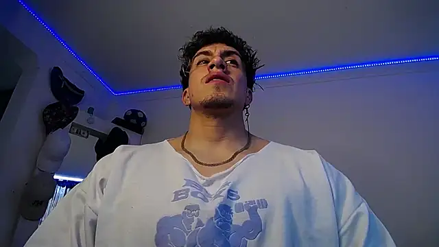 Snapshot of strongboy_ chatting on 10/18/25, 08:11 strongboy online show from 10/18/25, 08:11