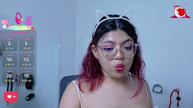 Snapshot of Catwhite_ chatting on 03/13/25, 06:12 Catwhite online show from 03/13/25, 06:12