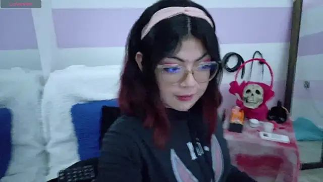 Catwhite  online show from 10/27/25, 07:59