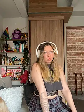Snapshot of Darling_XXX chatting on 06/19/26, 06:58 Darling XXX online show from 06/19/26, 06:58