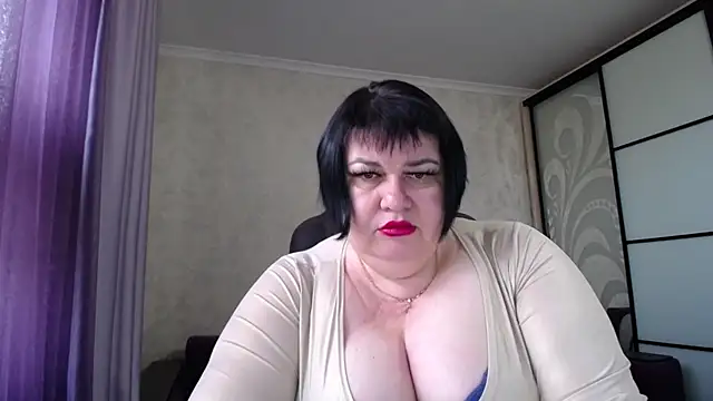 Snapshot of JuicyLady_Di chatting on 10/05/25, 04:58 JuicyLady Di online show from 10/05/25, 04:58